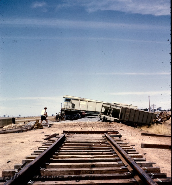 T05107
Derailment at Doodlakine 2 of 3, off track are H class 2, hoppers and flat wagon, onlookers, Doodlakine, EGR line
