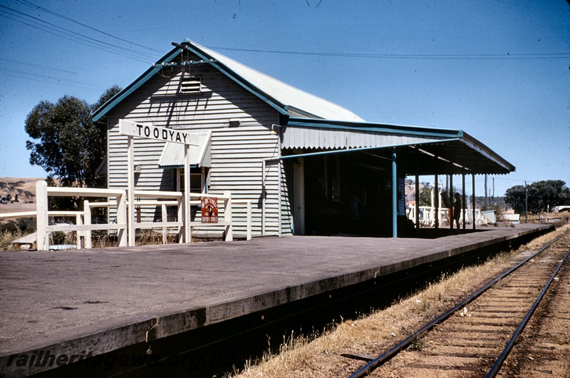 T05117
Platform, station building, station signboard, 
