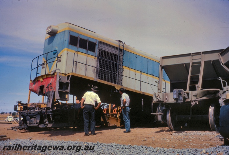 T05140
H class 2, with leading bogie torn off, workers inspecting damage, wagon, Doodlakine, EGR line, front and side view
