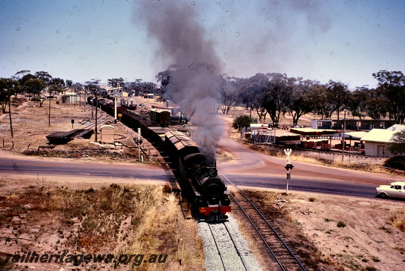 T05146
PM class 704, on goods train, leaving station and yard, bracket signals, station building, sidings, vans, wagons, goods shed, Goomalling, GM line, first down train to haul an increased load over the Berring bank
