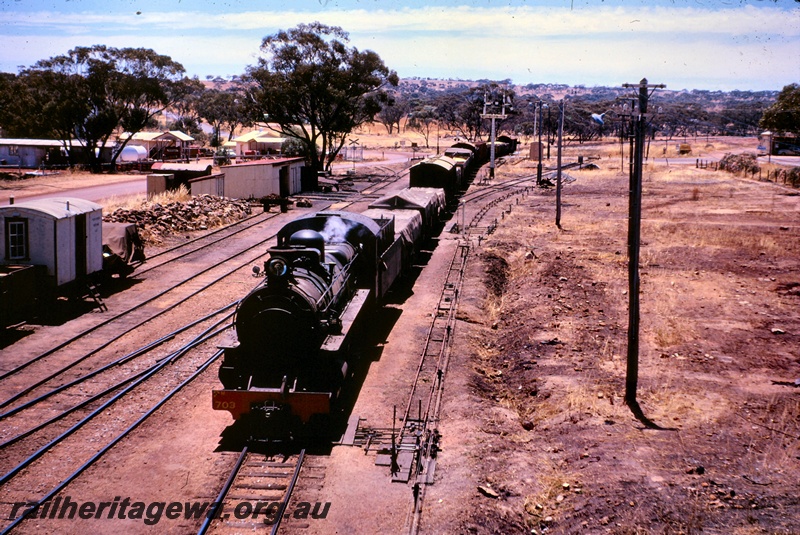 T05147
PM class 703, on goods train, wagons, trackside building, bracket signal, point levers, Goomalling, GM line, first up train to haul an increased load over the Berring bank

