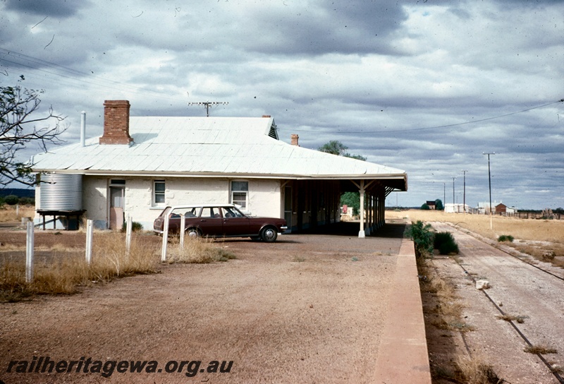 T05155
Closed station, platform, station building, Yalgoo, NR line, view east, nearly a year after line closure
