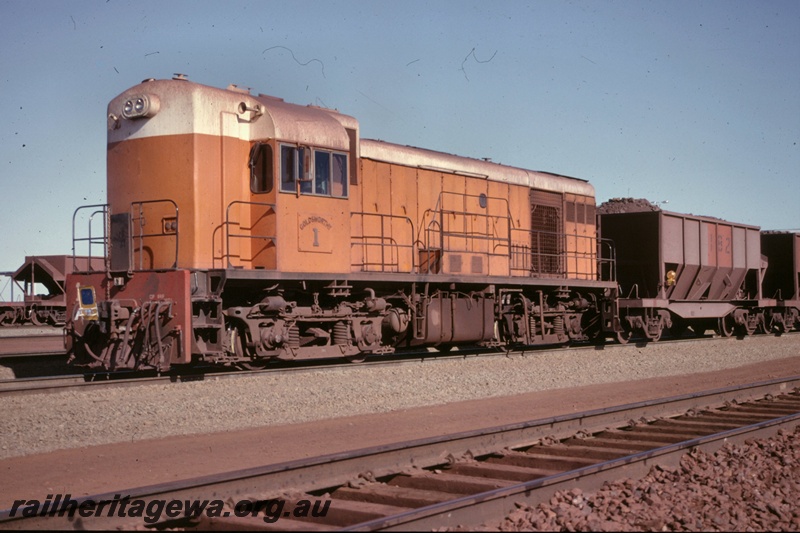 T05186
Goldsworthy Mining (GML) B class 1 shunting loaded ore train at Boodarie.
