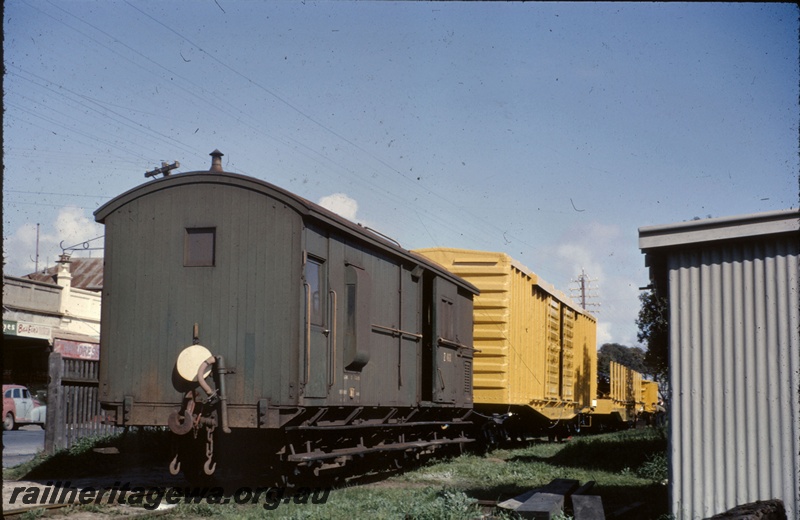 T05268
Rake of goods wagons including Z class brakevan with a white tail disc, standard gauge vehicles WV class van, WF class wagon, WO class wagon, in siding, shed, Maylands, ER line, rear and side view
