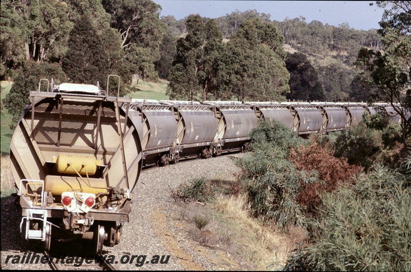 T05276
A rake of XF class alumina wagons passing through Olive Hill, BN line. End view of the last wagon displaying a end of train device
