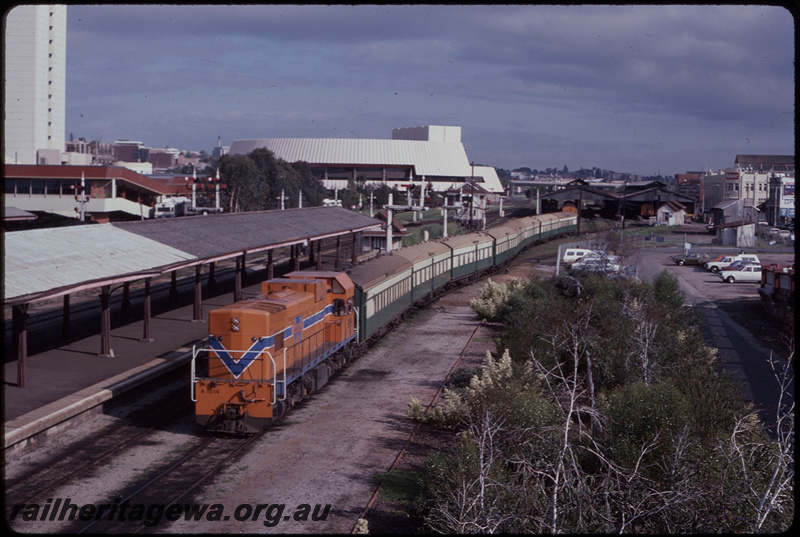 T07640
A Class 1514, shunting Australind consist, Perth carriage shed, Box B signal cabin, semaphore signals, linen store, Perth Entertainment Centre, Wellington Street Bus Station, City Station, platform, awnings, ER line
