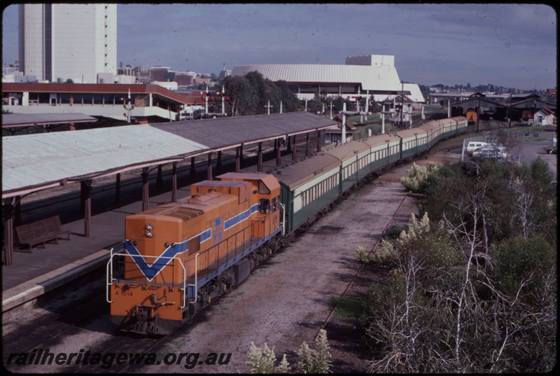 T07641
A Class 1514, shunting Australind consist, Perth carriage shed, Box B signal cabin, semaphore signals, linen store, Perth Entertainment Centre, Wellington Street Bus Station, City Station platform, awnings, ER line
