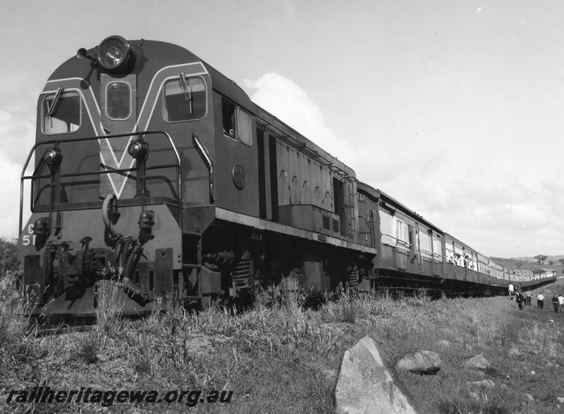 P00027
G class 51, end and side view, photo stop on ARHS tour train to Calingiri
