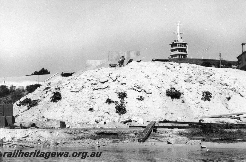 P00041
4 of 98 images showing views and aspects of the construction of the steel girder bridge with concrete pylons across the Swan River at North Fremantle.
