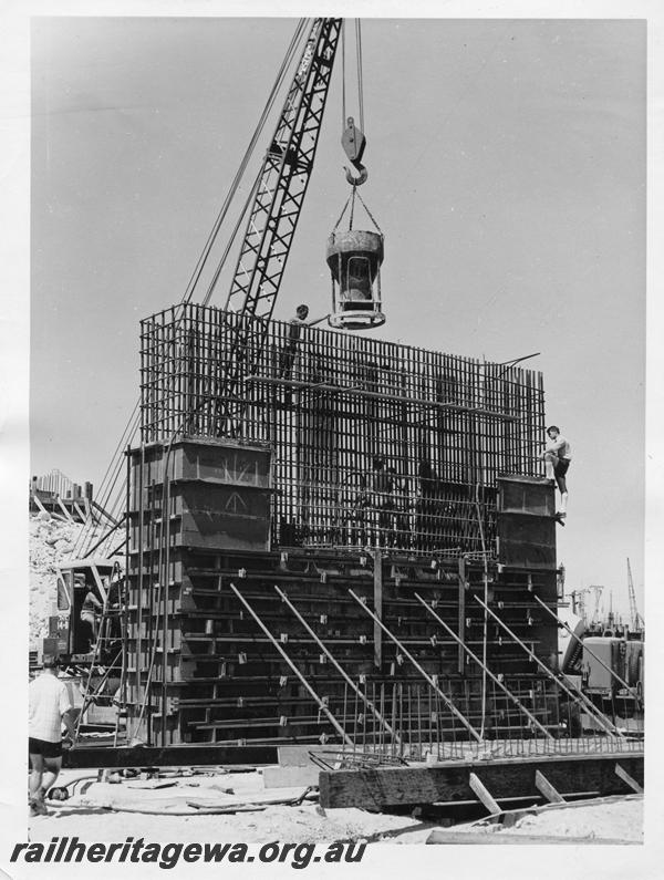 P00070
33 of 98 images showing views and aspects of the construction of the steel girder bridge with concrete pylons across the Swan River at North Fremantle.
