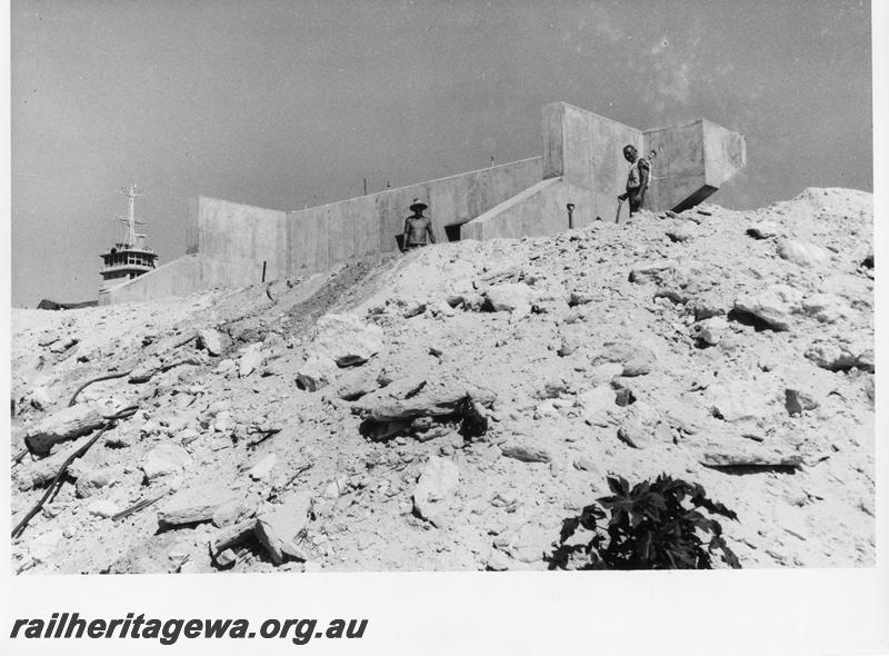 P00089
52 of 98 images showing views and aspects of the construction of the steel girder bridge with concrete pylons across the Swan River at North Fremantle.
