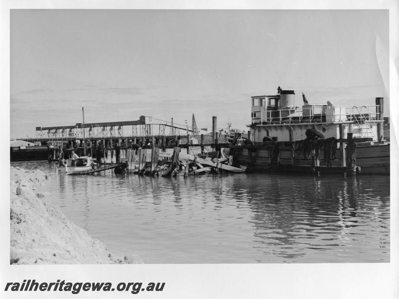 P00114
77 of 98 images showing views and aspects of the construction of the steel girder bridge with concrete pylons across the Swan River at North Fremantle.
