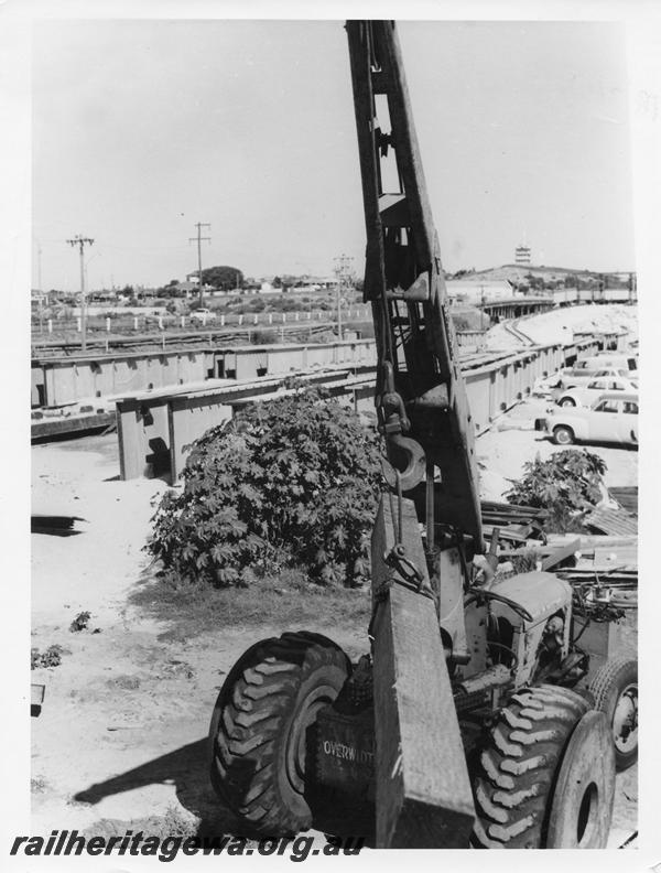 P00129
92 of 98 images showing views and aspects of the construction of the steel girder bridge with concrete pylons across the Swan River at North Fremantle.
