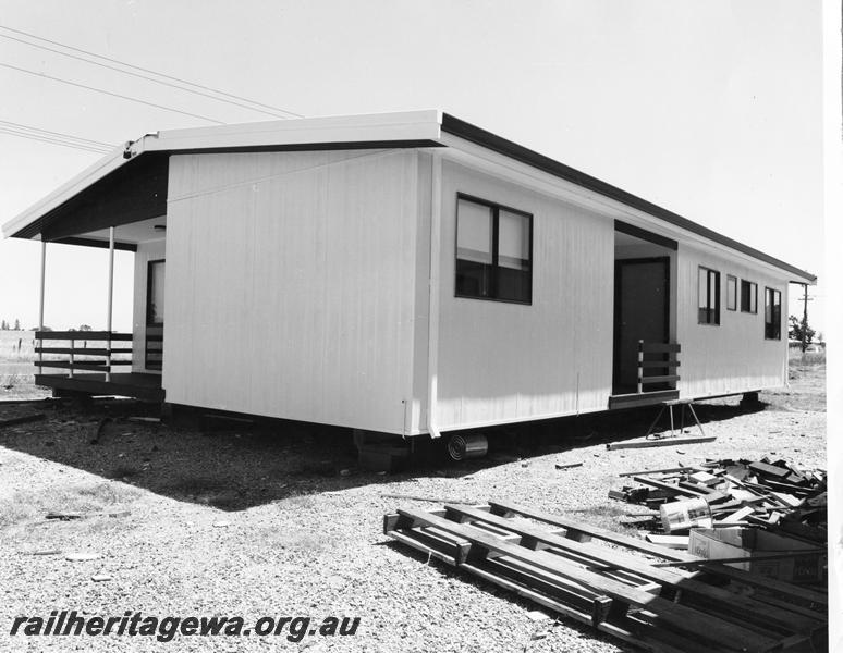 P00211
New transportable dwelling, end and rear view
