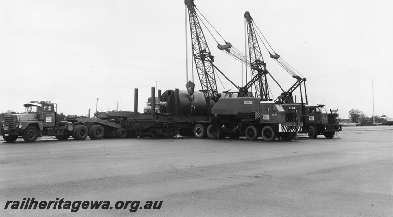 P00214
Low loader, mobile cranes, unloading a heavy load from the low loader
