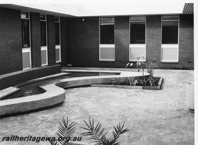 P00219
New administration building at Bunbury, courtyard
