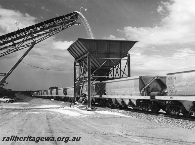 P00275
XNG class 14, train of XNG class salt hoppers being loaded
