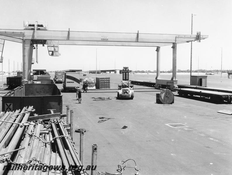 P00280
Overhead gantry crane, Kewdale Freight yard, side view
