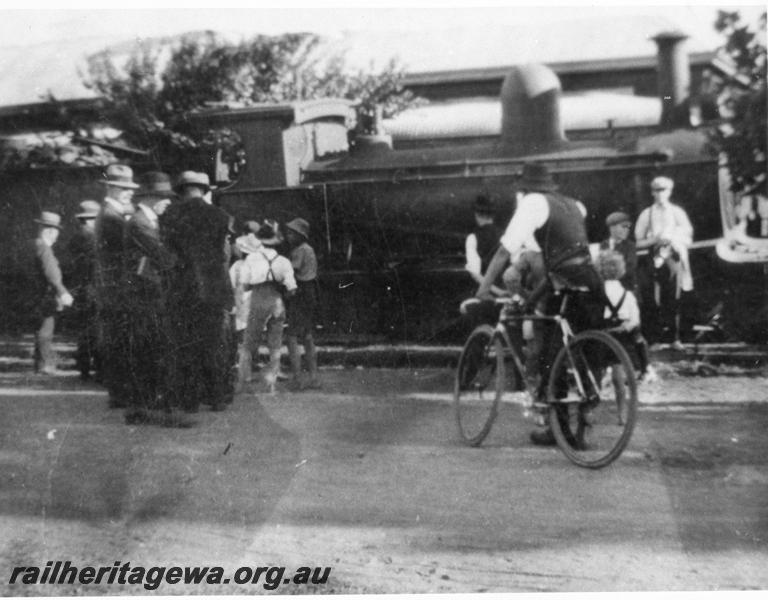 P00390
G class off the rails and surrounded by onlookers, Midland Junction, side view, Works Manager of the Ways and Works Department, Mr Enos Watson can been seen on the far left hand side
