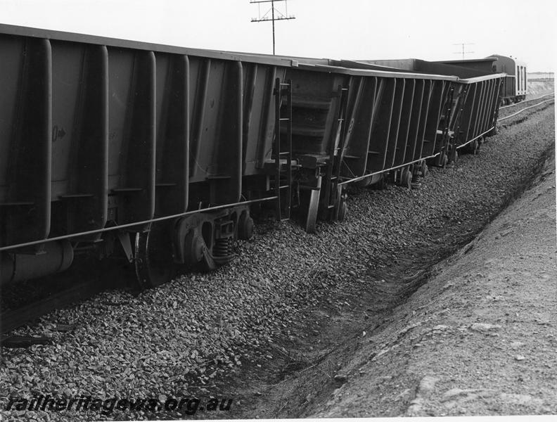 P00396
WO class standard gauge iron ore wagons, derailed near Kellerberrin, view along the line of wagons
