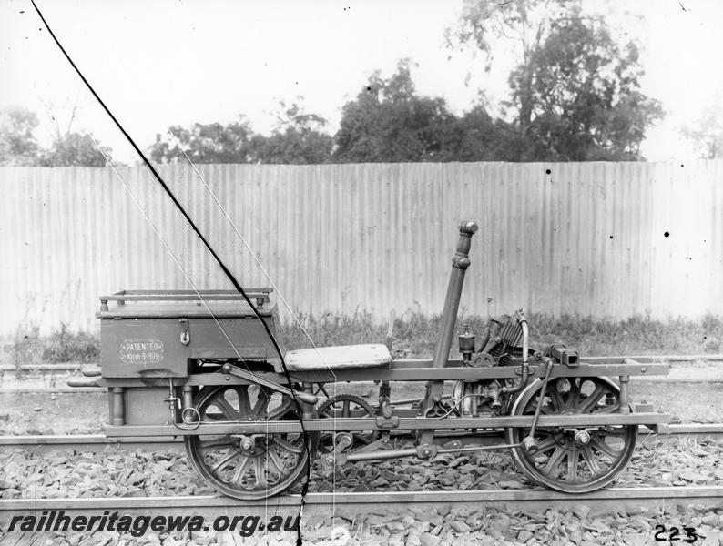 P00410
Ganger's tricycle with an internal combustion engine, front view
