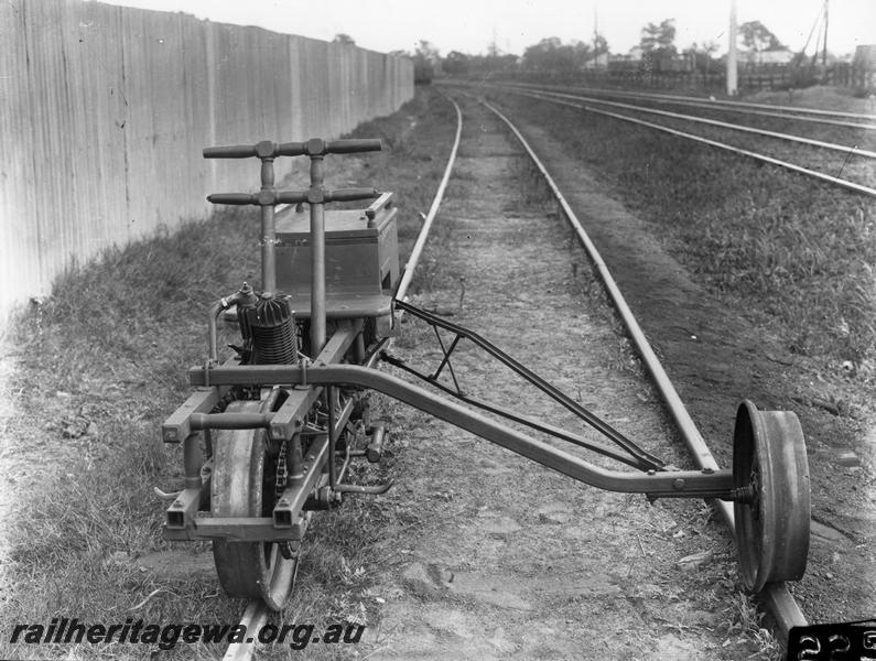 P00411
Ganger's tricycle with an internal combustion engine, side view
