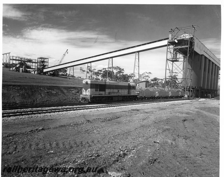 P00418
K class 208, rake of WO class iron ore wagons, loading facility, Koolyanobbing, loading of the first standard gauge iron ore train
