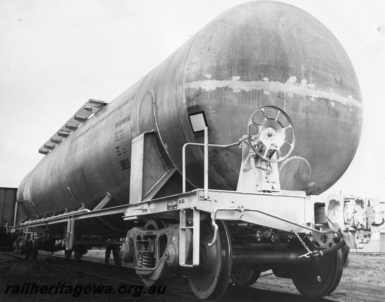 P00420
WJK class 565 standard gauge bogie tank wagon, side and end view, owned by Shell.
