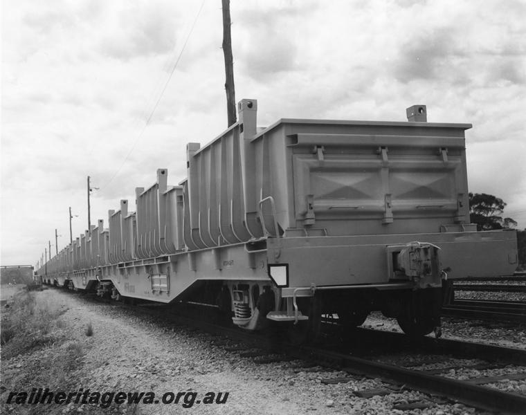 P00426
Line of WFW class standard gauge bogie flat wagons, (later reclassified to WFDY), with iron ore containers on board, side and end view.
