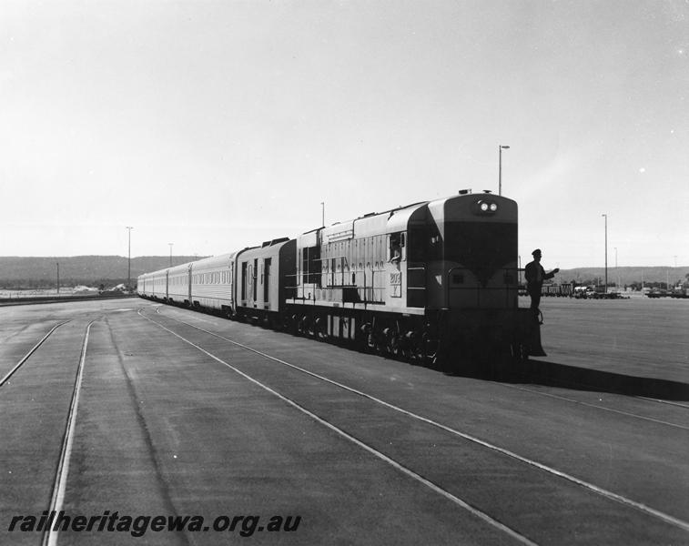 P00432
K class 209 hauling the Indian Pacific into the Kewdale Freight Yard
