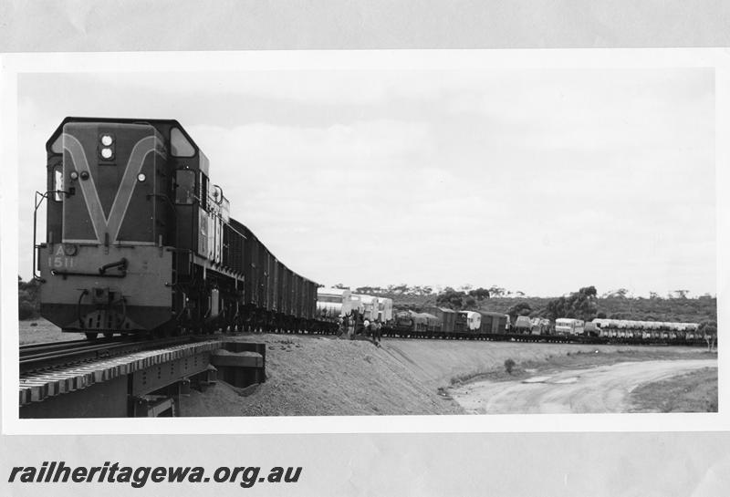 P00434
A class 1511, steel girder bridge, Meenaar flyover, stationary goods train, same as P0949 and P7697 (coloured version).
