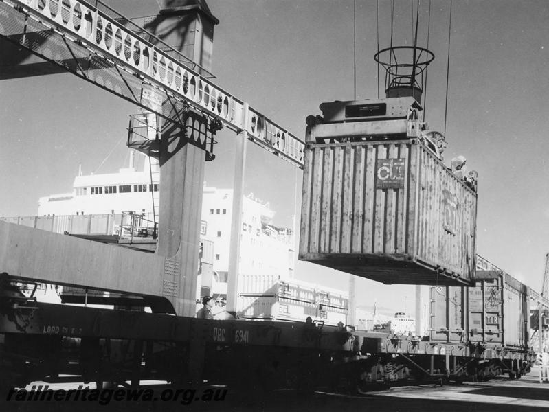 P00439
QRC class 6941, container being loaded onto the ship 