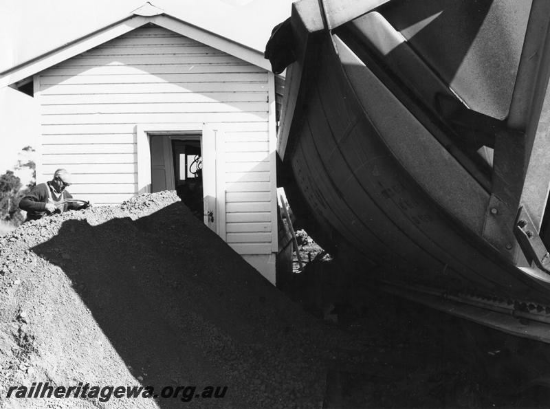 P00447
1 of 4 views of the derailment of a bauxite train at Mundijong, view shows derailed XBC class bauxite hopper resting against a relay cabin, end view.
