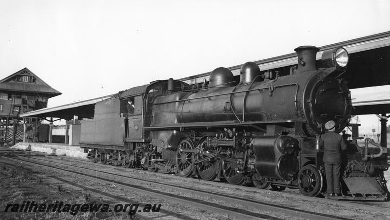 P00472
P class 441 (renumbered to P class 501 on 13/6/1947), signal box, Kalgoorlie Station, side and front view
