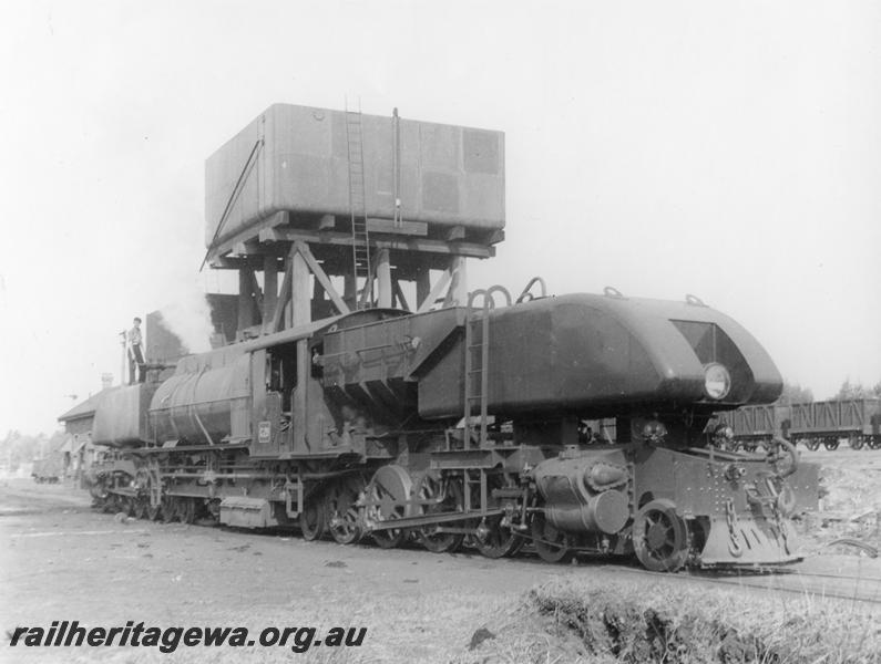 P00474
ASG class 29 Garratt locomotive, water tower with a 25,000 gallon cast iron tank, Collie Loco depot, side and end view, taking water, BN line
