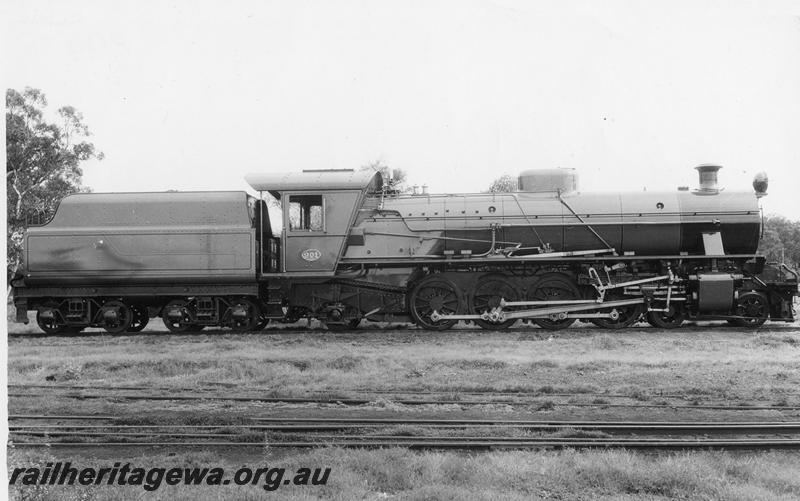 P00478
W class 901 as new, fully lined out, side view
