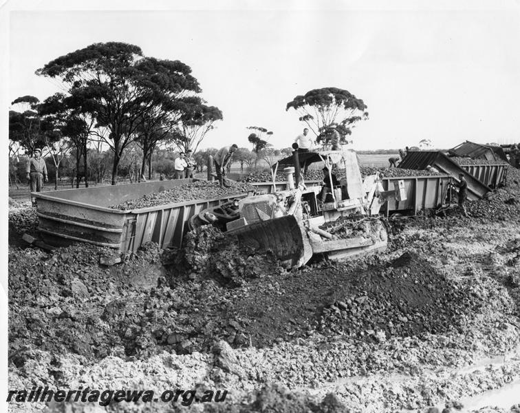 P00479
WO class iron ore wagons derailed west of Merredin, bulldozer clearing the spilt iron ore
