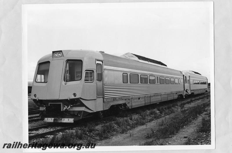 P00490
WCE class 922 Prospector railcar trailer, as new before the application of the livery, front and side view
