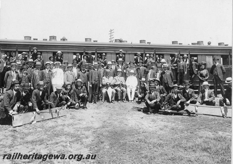 P00521
AA class carriage, men in civilian clothes in front of the carriage, possibly for a first aid competition.
