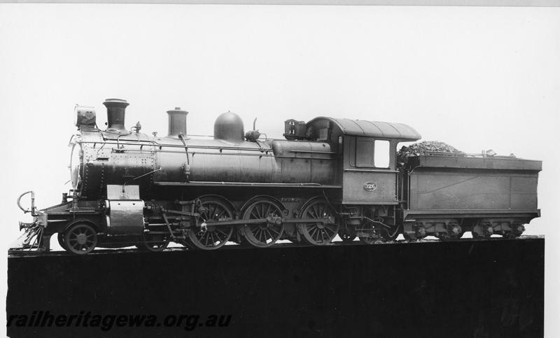 P00522
E class 326, front and side view
