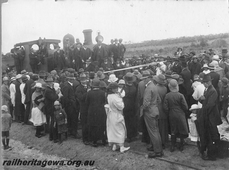 P00530
O class, opening of the line to Pingrup, KP line, large crowd gathered to watch the cutting of the ribbon
