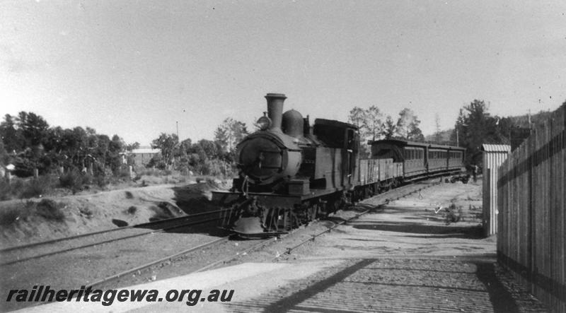 P00568
N class 256, Darlington, M line, hauling a mixed train into the station from Midland. Darlington hall can be seen in the background
