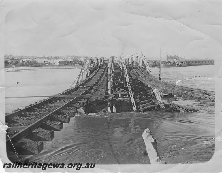 P00592
Fremantle Railway Bridge collapsed due to flooding

