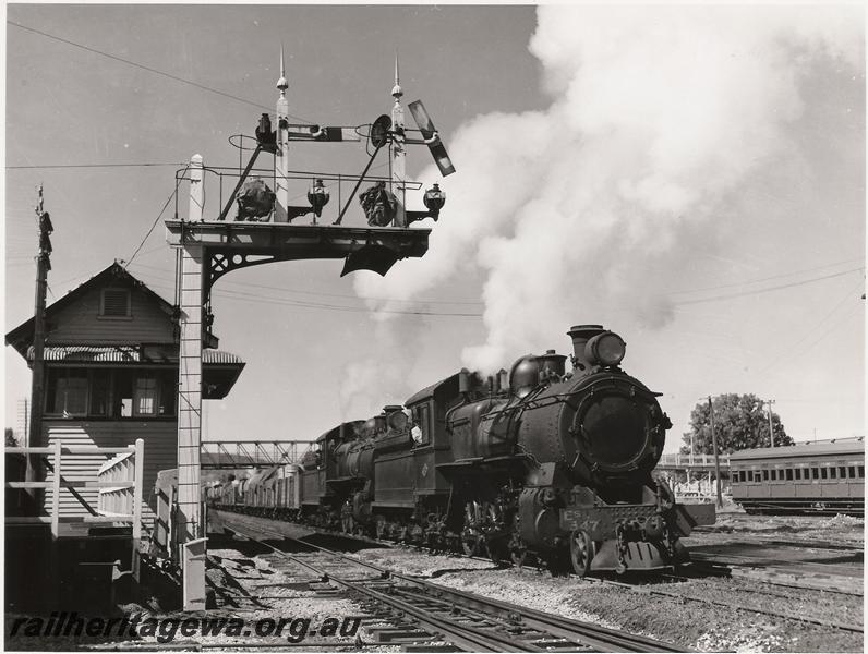 P00621-2
ES class 347, double heading with another ES class, signals, signal box, Midland Junction station, goods train. Same as P0621-1 but without heading.
