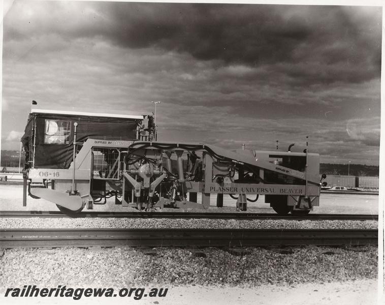 P00627
Plasser narrow gauge tamper, Forrestfield, side view
