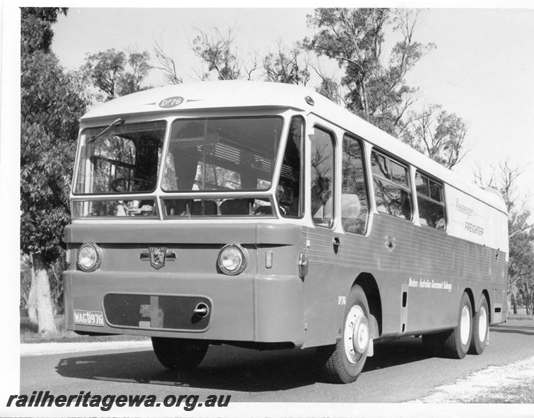 P00660
Railway passenger/freighter bus, DP76, front and side view
