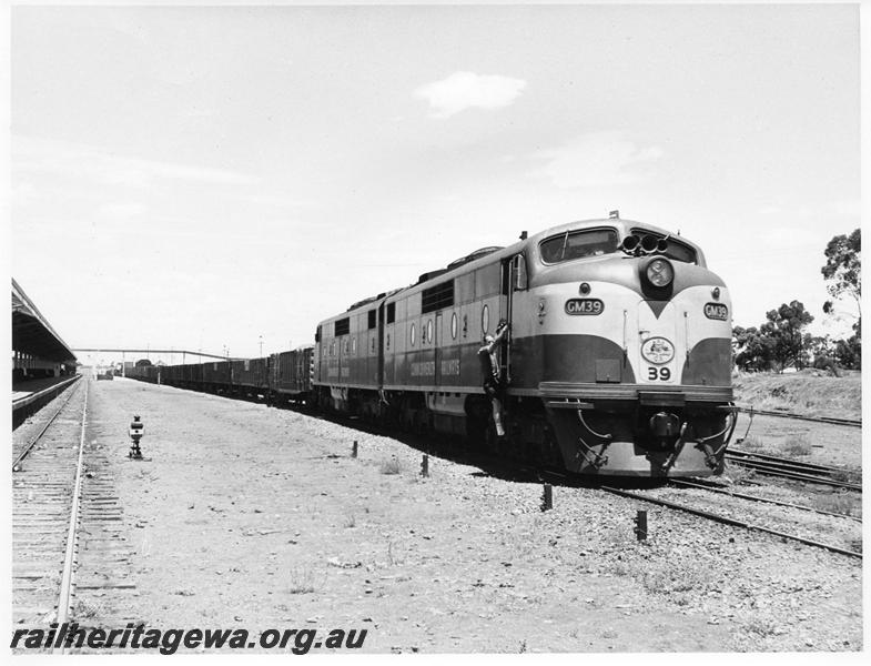 P00695
Commonwealth Railways (CR) GM class 39 double heading with another Commonwealth Railways (CR) GM class, freight train. Kalgoorlie
