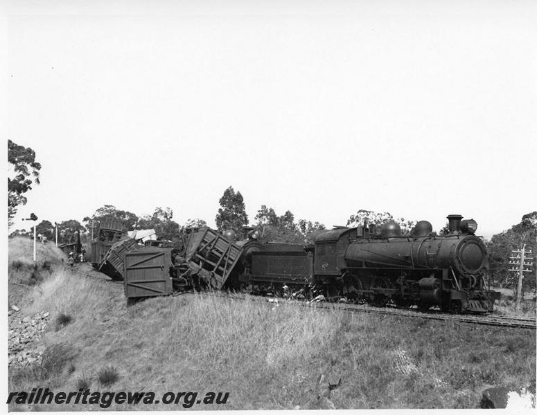 P00728
L class 251, F class 398, piled up rolling stock, Swan View, ER line, aftermath of the tunnel derailment
