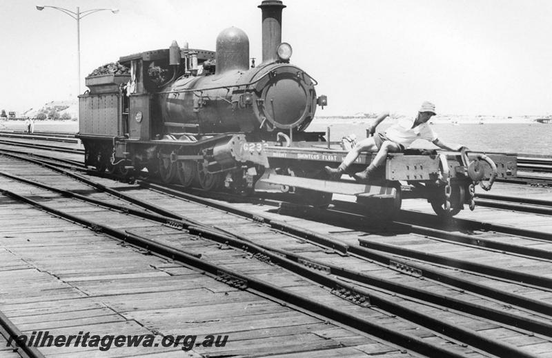 P00744
G class 233, NS class shunters float, jetty, Bunbury, shunting
