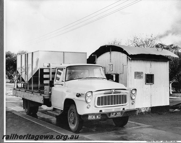 P00771
Road vehicle with bulk grain bin, weighbridge, Cunderdin, EGR line, truck on weighbridge
